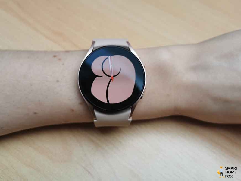 Man sieht die Samsung Galaxy Watch 4.